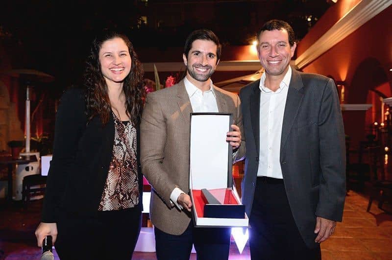 Dataimágenes-recibe-premio-de-IBM-Perú